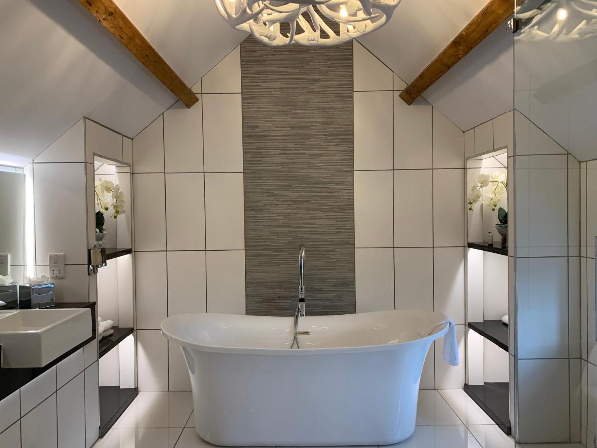 The Wheatsheaf Hotel, Сандбач Экстерьер фото Bathroom with a freestanding bath